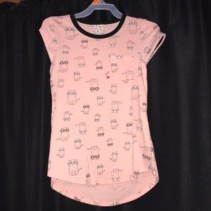 A cute cat shirt with pocket on the front
